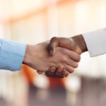 Vendedores fecham negócio